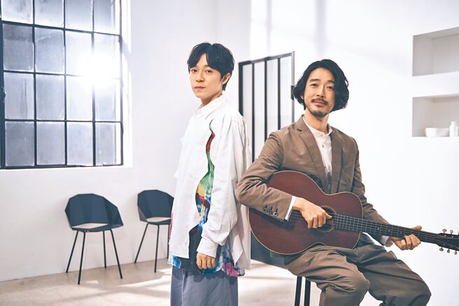 吴青峰（左）与日本创作歌手大桥三重唱合拍新歌〈小王子〉MV。（环球音乐提供）
