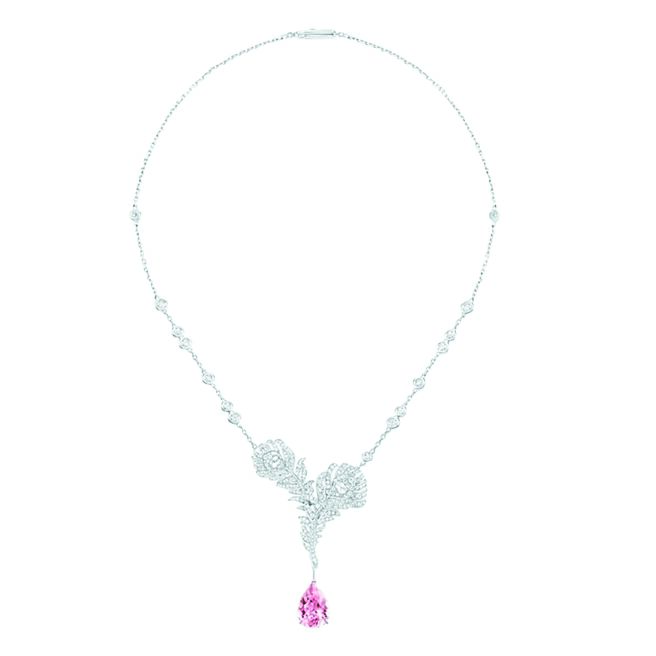 宝诗龙粉红色摩根石羽毛项炼，是昆凌喜爱的珠宝作品之一。（Boucheron提供）