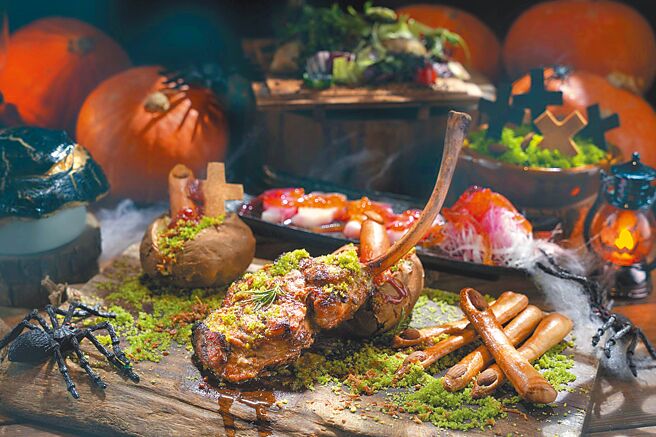 云轩西餐厅的「夜访吸血庄园」万圣节双人套餐。（云朗观光集团提供）