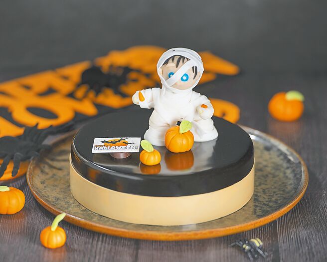 台北远东香格里拉The Cake Room的节庆限定蛋糕「暗黑巧克力木乃伊」，7吋1680元。（台北远东香格里拉提供）