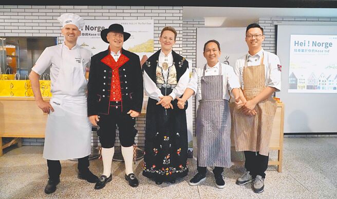 斯坦格兰百年磨坊总监主厨Jesper(左一)与吴宝春（右二）、行政总主厨谢忠佑（右一）等人一块发表6款挪威麵包。（吴宝春麦方店提供）