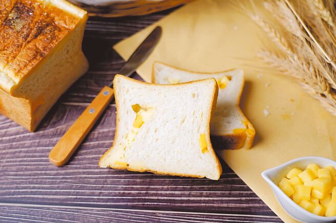 「卢恩不老吐司」口感Q弹并加入双色乳酪丁，让麵包更有滋味，208元。（吴宝春麦方店提供）