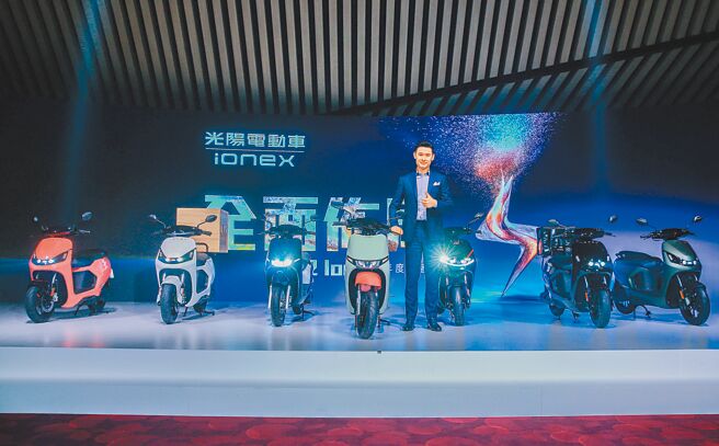 光阳董事长柯胜峯与7款新车，左起S6 Rex、S7 Pro、i-One Fly、i-One Air、S7R、S6 Pro、S7 Rex。（粘耿豪摄）