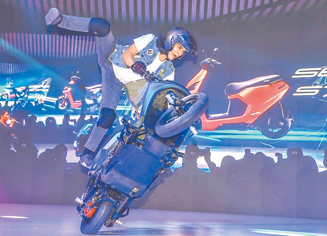 曾创下世界最长孤轮行驶距离纪录的安倍优，昨日以Ionex S7R的改装车表演精采特技。（粘耿豪摄）