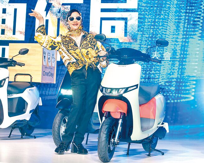 比莉认为i-One Air很适合她这种娇小的女生，她对光阳Ionex的「尊荣服务」更是讚赏不已。（粘耿豪摄）