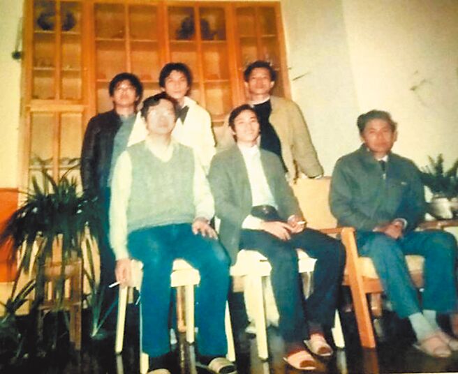 1986年2月17日中午，季季在永和家中请陈冠学（前右）与文友餐聚。左前起：徐世棠、阿盛。后右1吴念真。后右2林先生右3叶先生系陈冠学友人。（季季摄）