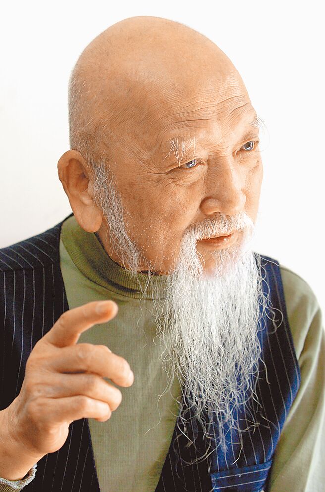 张拓芜以代马输卒五书轰动文坛，成了海内位着名的「大兵作家」。（本报资料照片）