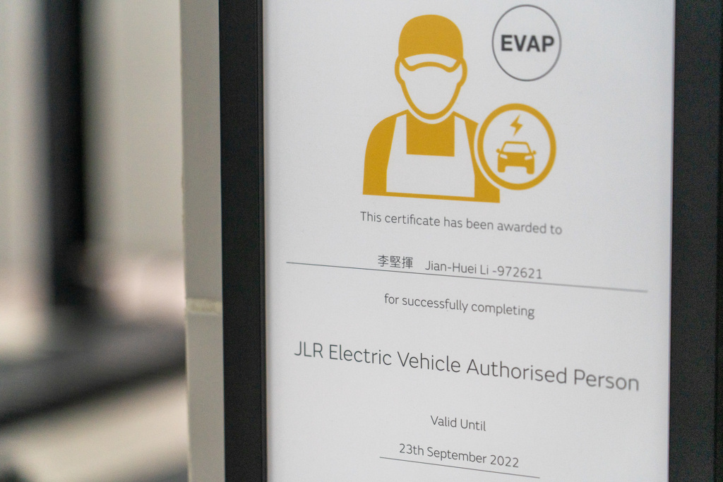本次參訪為我們介紹電動車後勤維修體系的李堅揮，為獲得原廠EVAP進階維修階級認證的電動車維保技師。(圖/2gamesome)