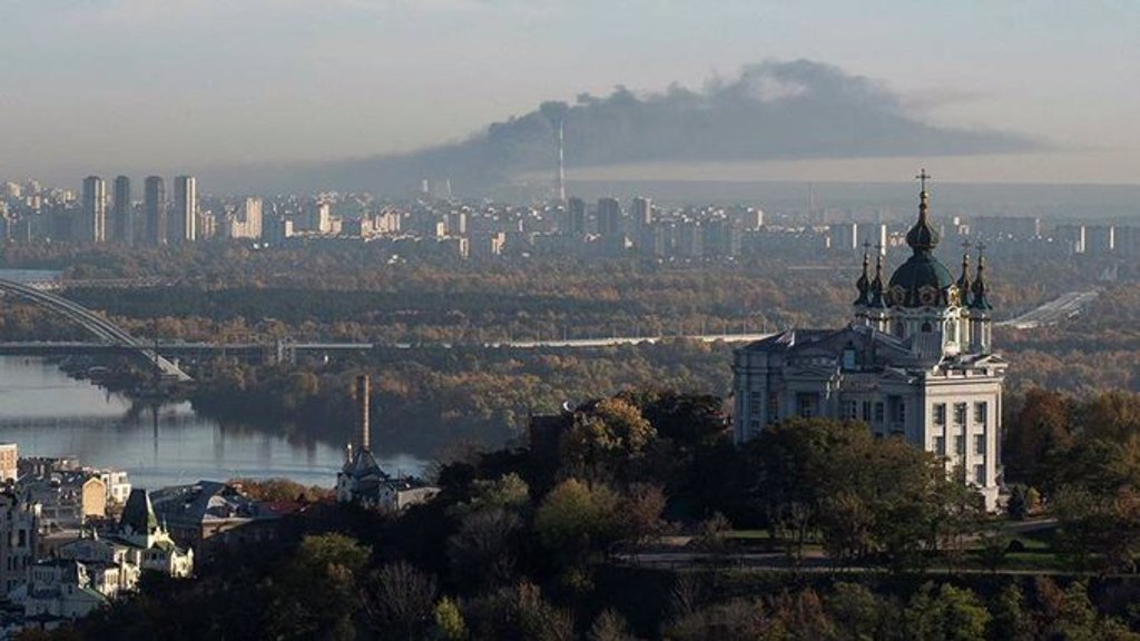 乌克兰中部大城文尼察电厂遭巡弋飞弹击中，产生巨量黑烟。图/Twitter(photo:ChinaTimes)