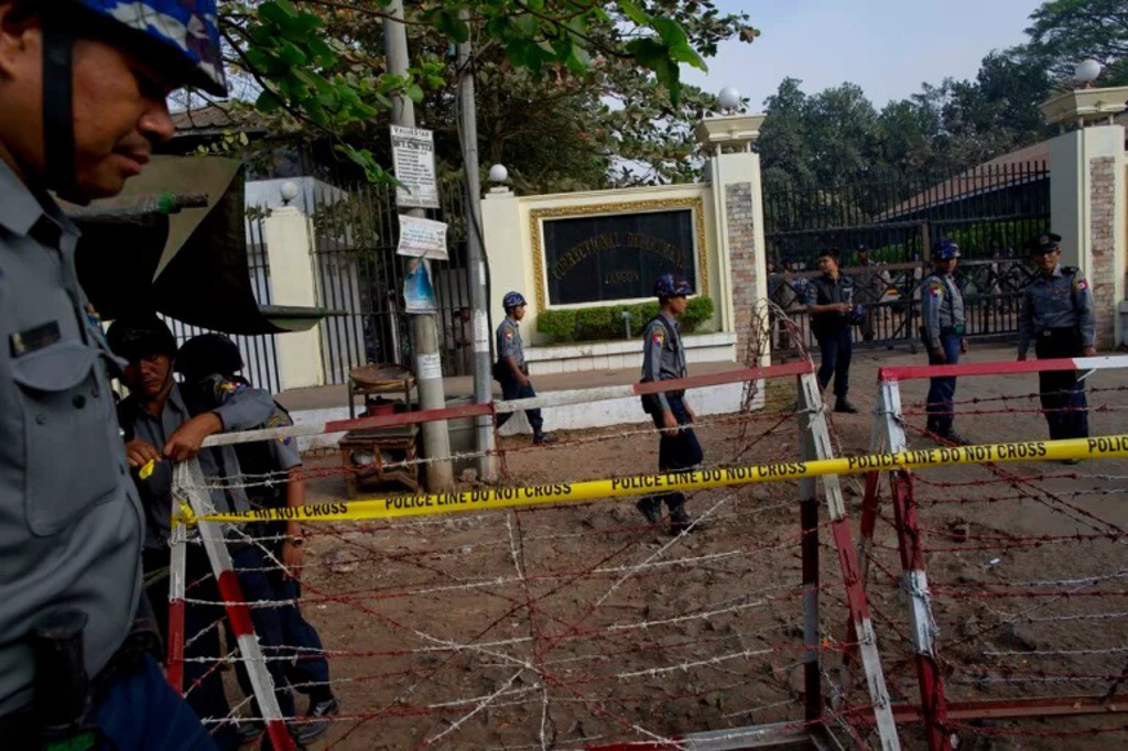 仰光音山监狱遭炸弹攻击，两起爆炸已造成至少 8 人死亡。图/AP(photo:ChinaTimes)