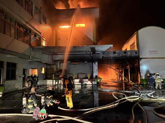 高雄岡山化工廠陷火海 兩層樓廠房付之一炬