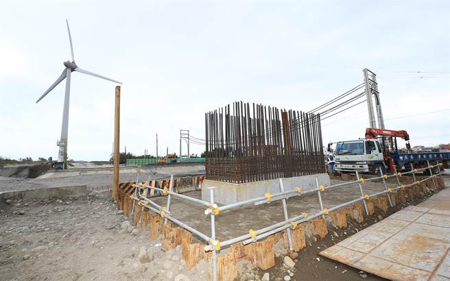 大安區北汕溪虹橋為串聯北岸濱海樂園與南岸媽祖園區的人行橋梁，預計明年5月底完工啟用。（陳世宗攝）