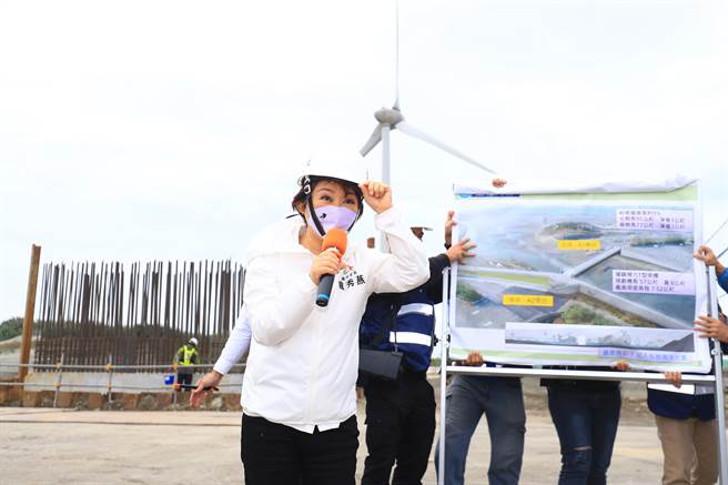 大安區北汕溪虹橋為串聯北岸濱海樂園與南岸媽祖園區的人行橋梁，市長盧秀燕關心進度18日特親自到場視察。(陳世宗攝)