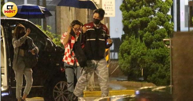 结束在铭传大学的演出后，天王星们搭着保母车前往滚石唱片公司，小孩与高有翔先下车。（图／本刊摄影组）