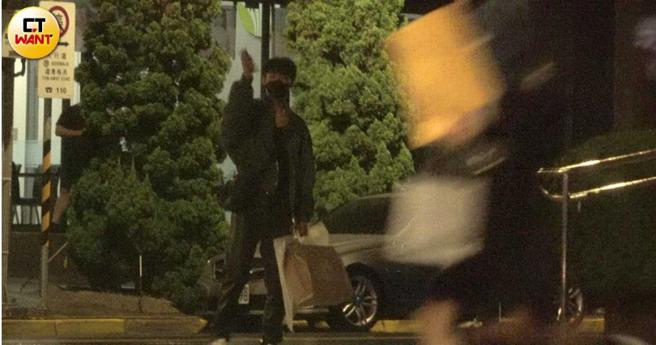 蔡承佑跟小孩挥手道别，不过小孩似乎没注意到。（图／本刊摄影组）