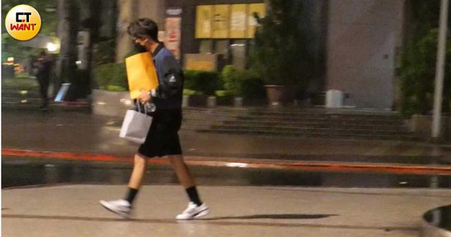 换回自己服装的小孩，低着头独自一人搭车离开。（图／本刊摄影组）