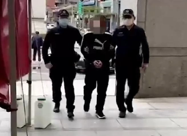 北市凌晨槍擊！莽男為錢反目，持槍連轟好友住處3槍投案 。(警方提供)