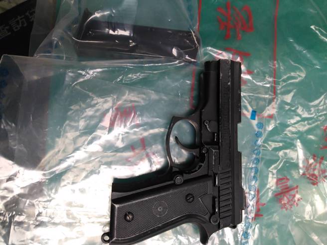 蕭嫌前往友人住處對空鳴槍數發洩憤。(警方提供)