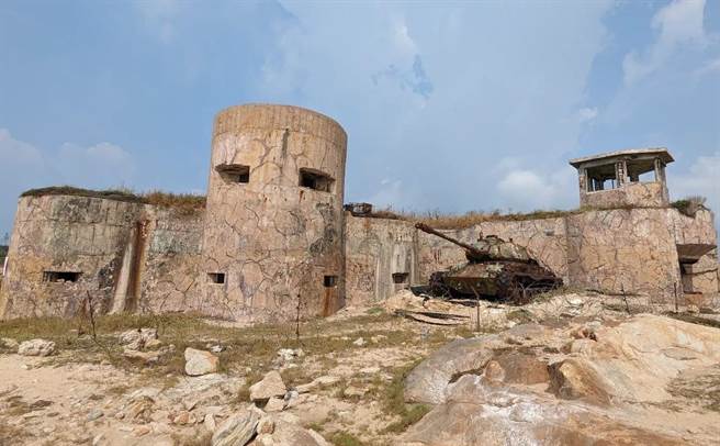 位於金門東村海邊碉堡旁的老戰車，是不少老兵與軍事迷的回憶，近日卻被軍方悄悄移除，引起一陣撻伐。（民眾提供）