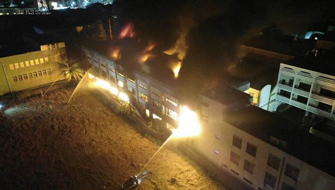 高雄市冈山区一间化学工厂于今（19）日凌晨1时许发生火警，火势猛烈。（翻摄照片／林瑞益高雄传真）