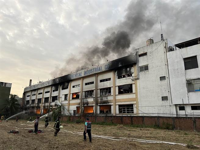 高雄市冈山区一间化学工厂于今（19）日凌晨1时许发生火警，火势于凌晨4时05分控制，5时24分扑灭，幸无人员受伤受困。（翻摄照片／林瑞益高雄传真）