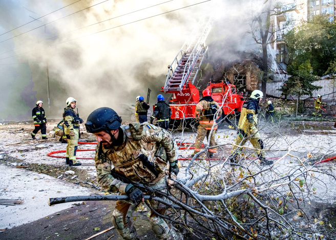 中国大陆驻乌克兰大使馆19日发布撤侨指南，指出乌克兰情势复杂严峻，提供在乌大陆民眾的撤离资讯。图为基辅遭到俄无人机轰炸。（资料照／路透社）