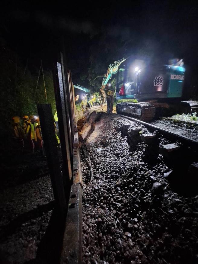 18日传出路基流失的平溪线铁路，经紧急抢修，已于19日上午9时恢復正常营运。（台铁局提供／张志康新北报导）