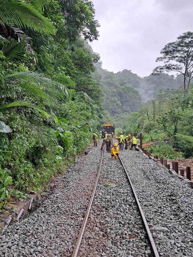18日传出路基流失的平溪线铁路，经紧急抢修，已于19日上午9时恢復正常营运。（台铁局提供／张志康新北报导）