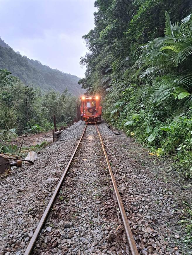 18日传出路基流失的平溪线铁路，经紧急抢修，已于19日上午9时恢復正常营运。（台铁局提供／张志康新北报导）