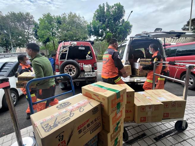 救援明池山庄受困者，相关人员预计19日中午接驳民眾下山。(消防署提供／吕筱蝉桃园传真)