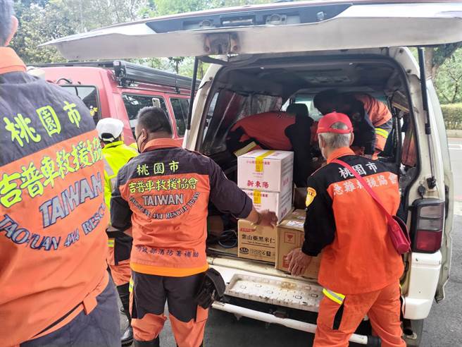 救援明池山庄受困者，相关人员预计19日中午接驳民眾下山。(消防署提供／吕筱蝉桃园传真)