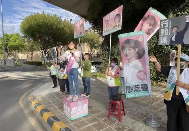 台中市第四选区女将廖芝晏站路口拉票，守护丰原后里关键第二席。（廖芝晏服务处提供）