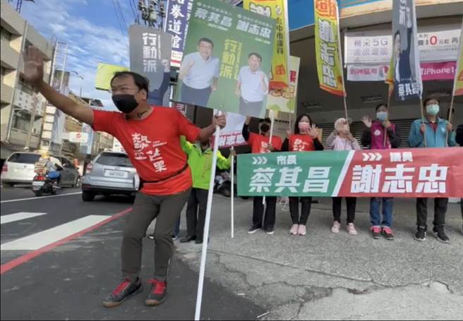 第四选区的市议员谢志忠平常忙于当小学交通导护，今天站出来为自己拉票。（谢志忠服务处提供）