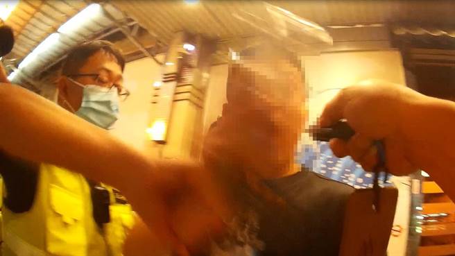 男子带着浓厚酒意呛警，还飙骂脏话，最后狼狈被压制。（翻摄照片／高雄洪靖宜传真）