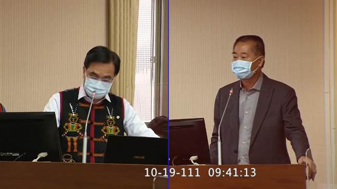 原民会主委夷将‧拔路儿（左）今天在立法院时表示，目前持续在讨论以形成共识，希望在原住民族权益及法律合宪性之间，取得平衡。（翻摄自立法院IVOD／林良齐台北传真）