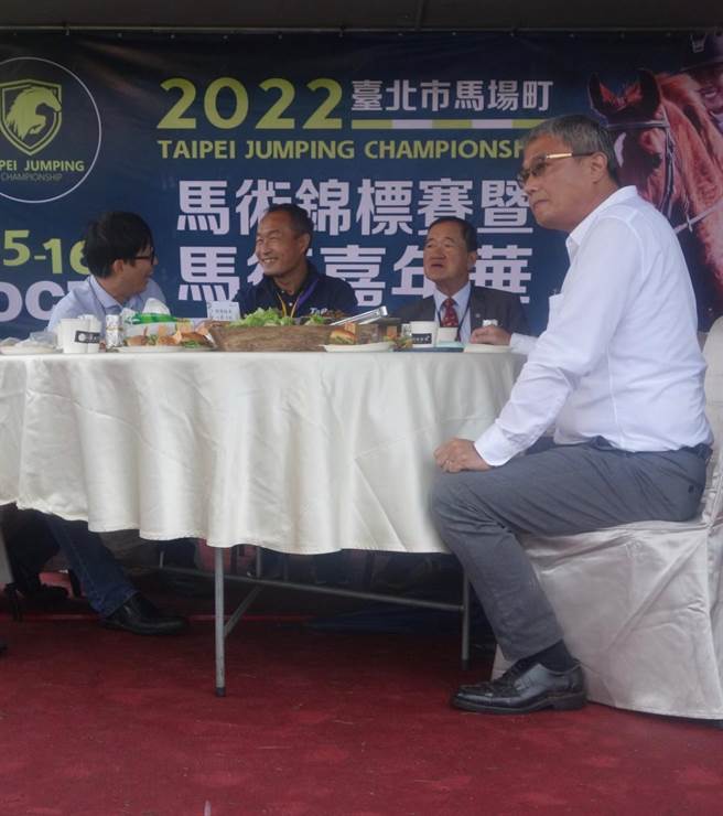 北市议员应晓薇批评，体育局长李再立于开幕后留置现场贵宾席，与承办厂商爽吃「巴菲」谈笑风生，任由台下参赛选手及马匹搏命演出。（应晓薇提供／游念育台北传真）