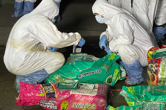 毒梟海運金三角海洛因、安毒422公斤，海巡遠征南海攔截，市價達12億。(海巡署提供)