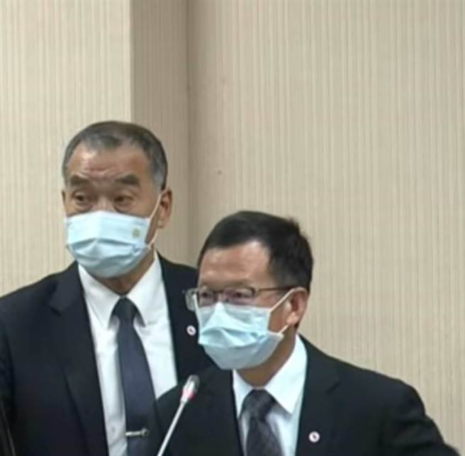 國防部長邱國正（左）與後勤次長許金騰中將今在國防委員會備詢。翻攝立院直播