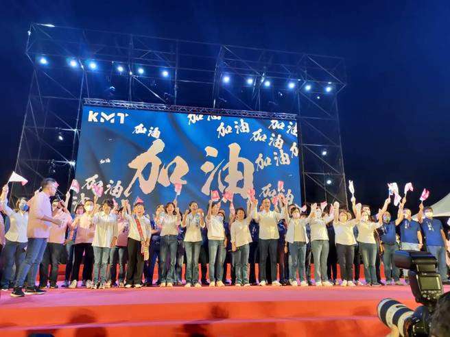 图为国民党10位女性县市首长参选人合体上台，国民党主席朱立伦也到场站台，齐喊「冻蒜」。（资料照／潘虹恩摄）