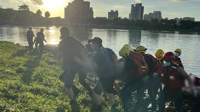 高雄市左營區蓮池潭於今年7月20日發生一起風帆船課翻覆意外，造成兩死。此案經橋頭地檢署檢察官偵辦後，發現並無外力介入，且當事人都已經死亡，依法簽結。圖為消防局人員於21日找到教練遺體。（本報資料照片）