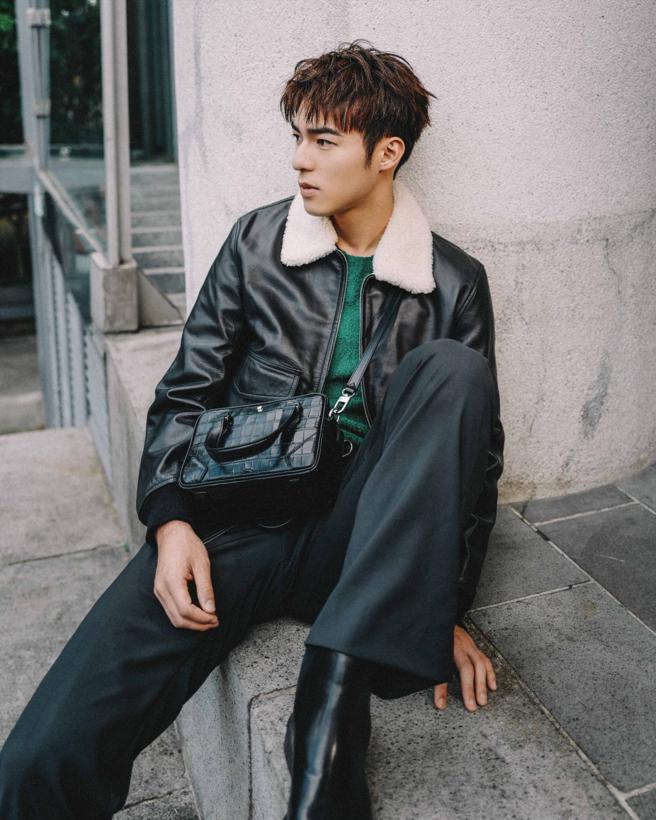 陈昊森新戏连番上，但追求时尚不停歇，抢拎万宝龙大师杰作精选系列鱷鱼纹皮包。（Montblanc提供）