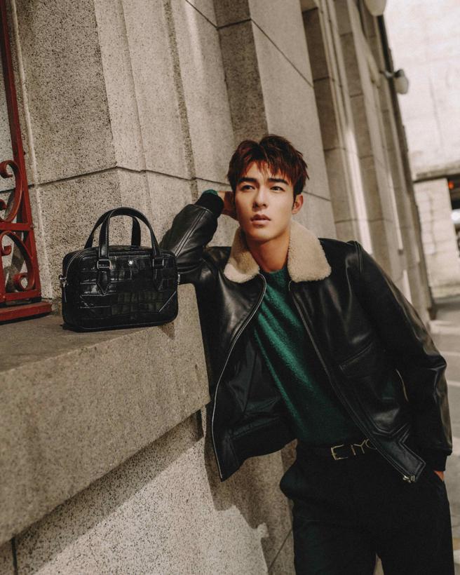 陈昊森新戏连番上，但追求时尚不停歇，抢拎万宝龙大师杰作精选系列鱷鱼纹皮包。（Montblanc提供）