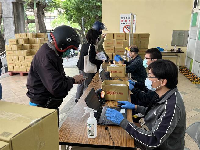 民眾排队领取关怀包，本周调整成周末上午不再发放，未来只有上班日早上可到各区公所领取。(蔡依珍摄)