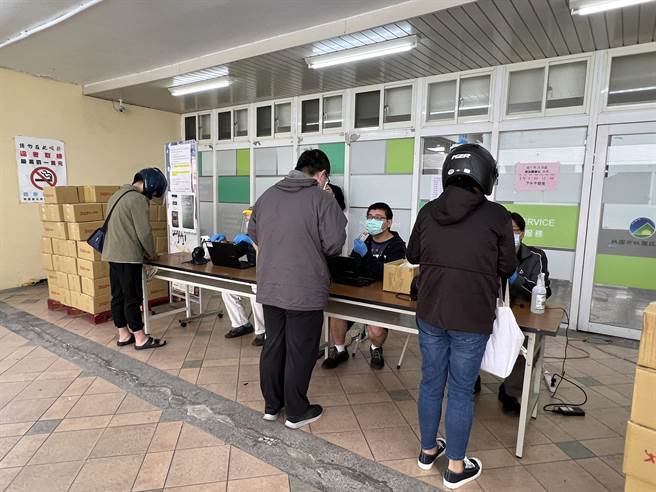 民眾排队领取关怀包，本周调整成周末上午不再发放，未来只有上班日早上可到各区公所领取。(蔡依珍摄)