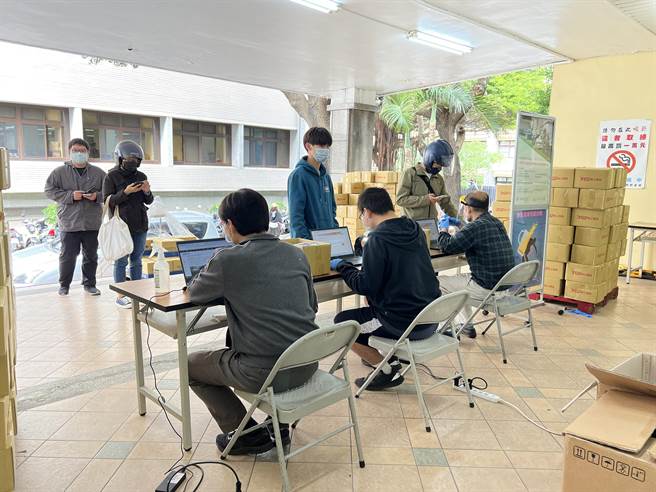 民眾排队领取关怀包，本周调整成周末上午不再发放，未来只有上班日早上可到各区公所领取。(蔡依珍摄)
