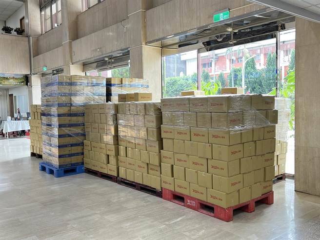 各公所堆满关怀包物资。(蔡依珍摄)