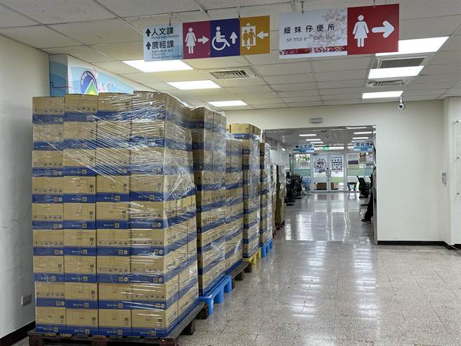 各公所堆满关怀包物资。(蔡依珍摄)