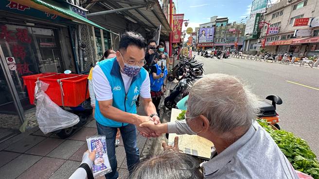 林耕仁今天持续深入邻里巷弄扫街拜票。（林耕仁提供／陈育贤新竹传真）