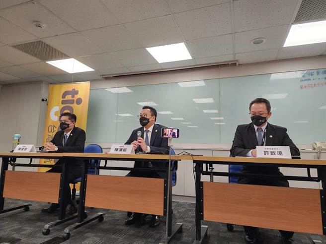 台湾虎航董事长陈汉铭（中）。（黄琮渊摄）