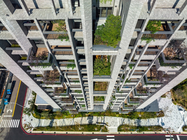 台中市政府订定「台中市鼓励宜居建筑设施设置及回馈办法」，透过规划垂直绿化设施、双层遮阳墙体及植生墙体、造型遮阳墙板及复层式露台增加居住建筑的绿化面积，并以回馈金缴纳制度，维护宜居建筑。(图／台中市政府提供)